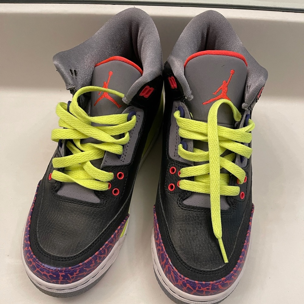 Jordan Youth/Women size 5